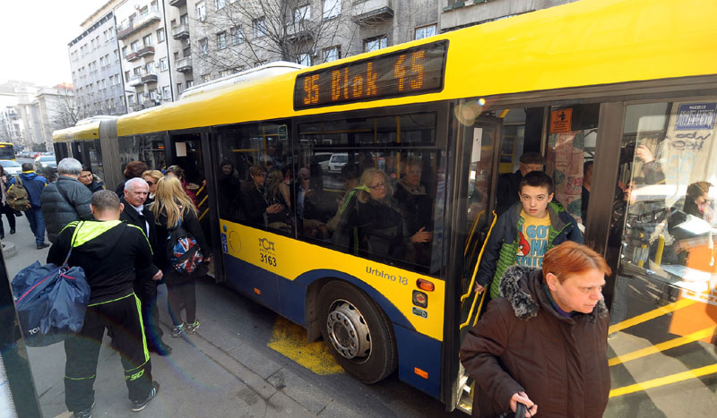 Репортери Новости на стајалишту Скадарска: Па где је аутобус 58?